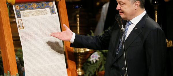El 'Tomos' de autocefalía y el presidente de Ucrania, Petró Poroshenko - Sputnik Mundo