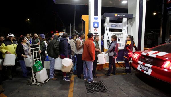 Mexicanos hacen cola en una gasolinera, en Ciudad de México - Sputnik Mundo