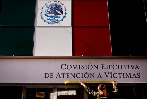 Integrante de la ONG I(dh)eas clausura simbólicamente la Comisión Ejecutiva de Atención a Víctimas - Sputnik Mundo