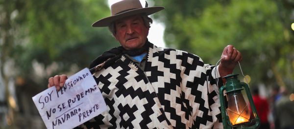 Un hombre sostiene una linterna en una marcha de protesta contra el incremento de tarifas en Buenos Aires Un hombre sostiene una linterna en una marcha de protesta contra el incremento de tarifas en Buenos Aires - Sputnik Mundo