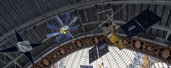 Un prototipo del satélite Glonass-K (a la derecha) - Sputnik Mundo