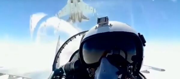 Un Su-35 ruso vuelve a sorprender con una impresionante maniobra - Sputnik Mundo