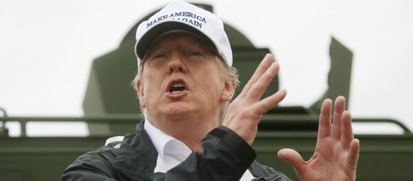 El presidente de Estados Unidos, Donald Trump, en la frontera con México - Sputnik Mundo