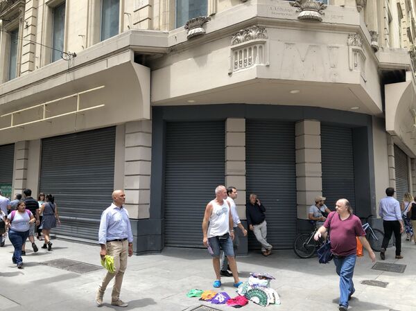 Uno de los más de 200 locales vacíos en la histórica zona comercial porteña, calle Florida  - Sputnik Mundo