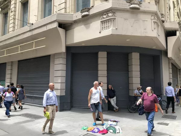 Uno de los más de 200 locales vacíos en la histórica zona comercial porteña, calle Florida Uno de los más de 200 locales vacíos en la histórica zona comercial porteña, calle Florida - Sputnik Mundo