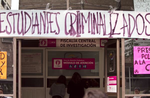 Madres de Omar Zavala y Mario García piden informes en la Fiscalía central mientras una pequeña protesta exige la liberación de los estudiantes detenidos - Sputnik Mundo