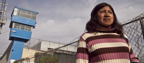 Irma Zavala sale de una visita a su hijo Omar, en el Reclusorio Varonil Oriente - Sputnik Mundo