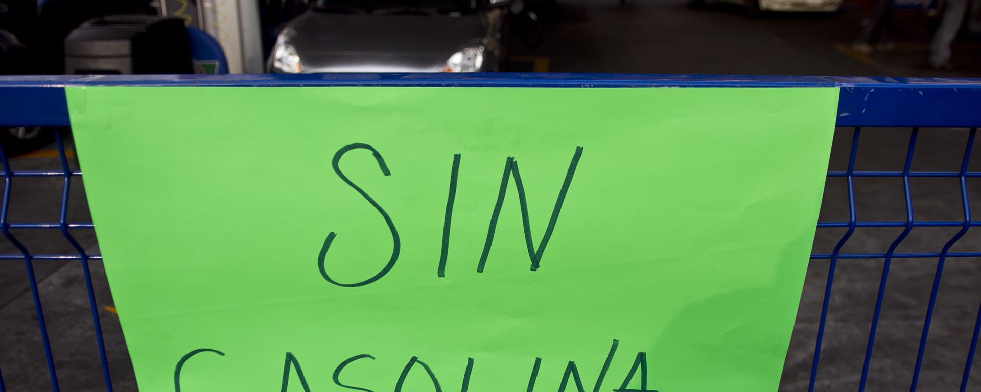 Letrero en una gasolinera de la Ciudad de México durante el retraso de los pedios a Petróleos Mexicanos - Sputnik Mundo, 1920, 11.08.2023