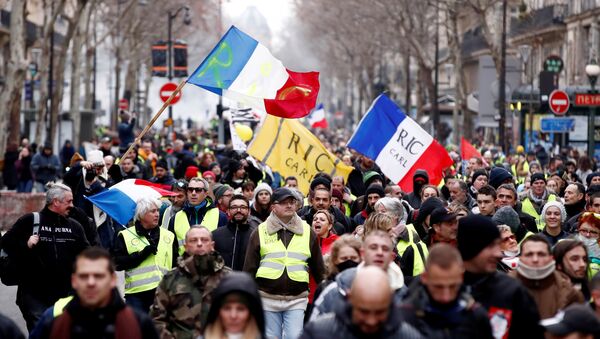 Las protestas de los 'chalecos amarillos' en París - Sputnik Mundo