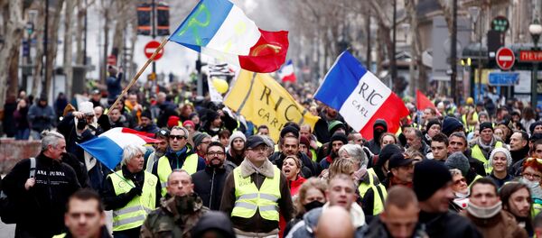 Las protestas de los 'chalecos amarillos' en París - Sputnik Mundo