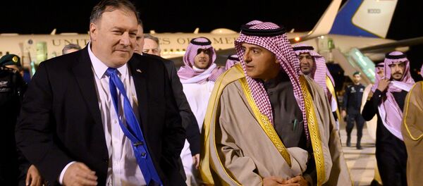Mike Pompeo, secretario de Estado de EEUU y Adel al Jubeir, canciller de Arabia Saudí - Sputnik Mundo