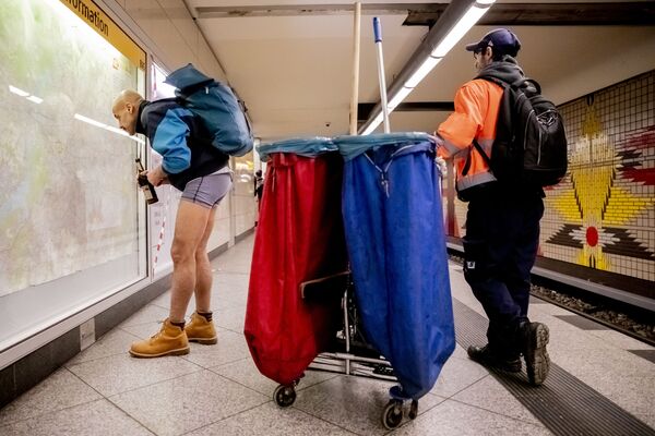 Sin pantalones en el metro, un insólito 'flashmob' mundial - Sputnik Mundo