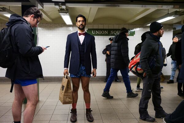 Sin pantalones en el metro, un insólito 'flashmob' mundial - Sputnik Mundo