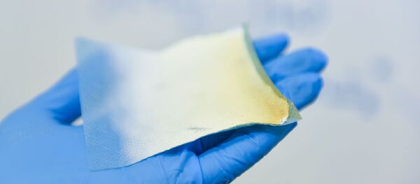 Venda de la sustancia biodegradable, elaborada en la Universidad Nacional de Ciencia y Tecnología de Rusia MISIS - Sputnik Mundo