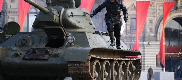 Un tanque T-34 durante el ensayo para el Desfile de la Victoria, foto archivo - Sputnik Mundo