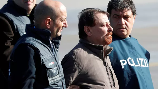 Cesare Battisti (segundo a la derecha), exguerrillero italiano - Sputnik Mundo