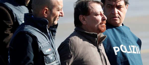 Cesare Battisti (segundo a la derecha), exguerrillero italiano - Sputnik Mundo