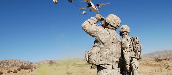 Un avión de transporte CASA C-212 de Blackwater lanza suministros en Afganistán. - Sputnik Mundo