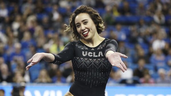 La gimnasta estadounidense Katelyn Ohashi - Sputnik Mundo