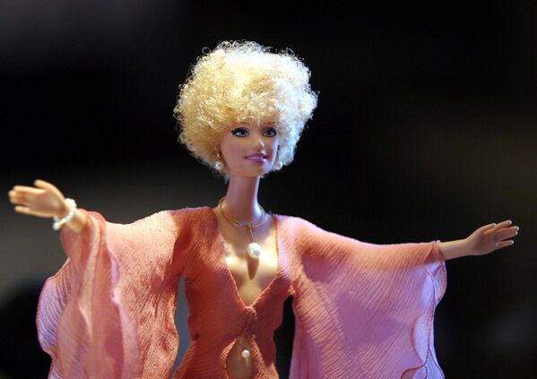 La eternamente joven muñeca Barbie cumple 60 años - Sputnik Mundo