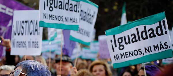 Los grupos de derechos de las mujeres protestan en Sevilla, España - Sputnik Mundo