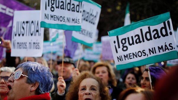 Los grupos de derechos de las mujeres protestan en Sevilla, España Los grupos de derechos de las mujeres protestan en Sevilla, España - Sputnik Mundo