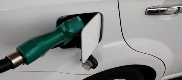 Un coche en una gasolinera en Ciudad de México - Sputnik Mundo