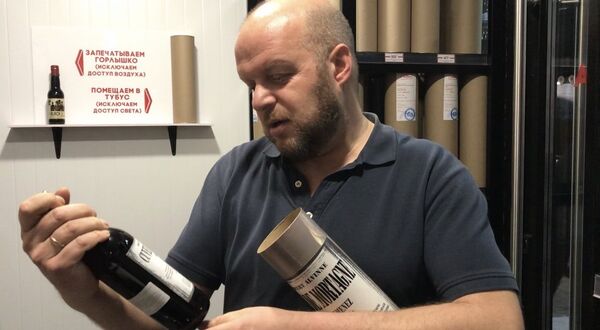 Evgueni Smirnov, encargado de la cadena Berú Vijodnoy —'Me tomo un día libre', en español— la tienda de cervezas más grande del mundo  - Sputnik Mundo