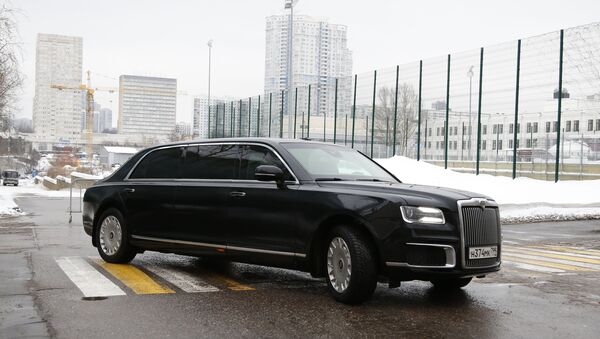 Primer ministro ruso Dmitri Medvédev acude al foro Gaydarovski en un Aurus Senat Limousine - Sputnik Mundo