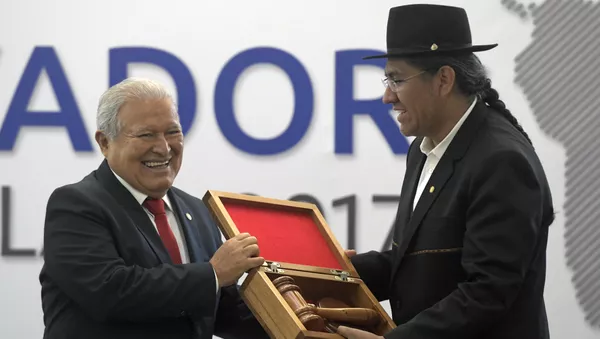 El presidente de El Salvador, Salvador Sánchez Cerén, pasa la presidencia pro-tempore de la CELAC al ministro de Exteriores de Bolivia, Diego Pary