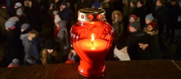 Polonia rinde homenaje al alcalde de Gdansk apuñalado en un concierto - Sputnik Mundo