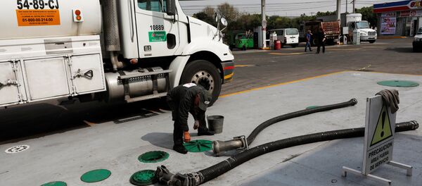 Un coche suministra combustible a una gasolinera en Ciudad de México - Sputnik Mundo