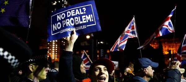 Ciudadanos pro y anti-Brexit protestan ante el Parlamento del Reino Unido - Sputnik Mundo