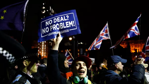 Ciudadanos pro y anti-Brexit protestan ante el Parlamento del Reino Unido