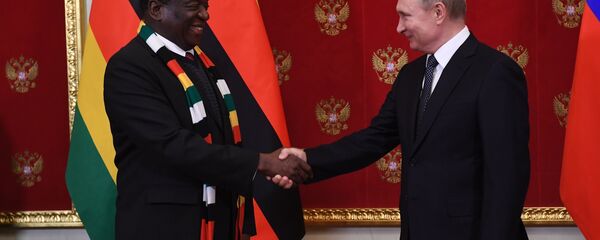 Presidente de Zimbabue, Emmerson Mnangagwa, y su homólogo ruso, Vladímir Putin Presidente de Zimbabue, Emmerson Mnangagwa, y su homólogo ruso, Vladímir Putin - Sputnik Mundo