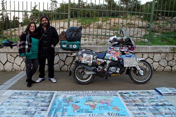 Julian, Lorena y su moto - Sputnik Mundo