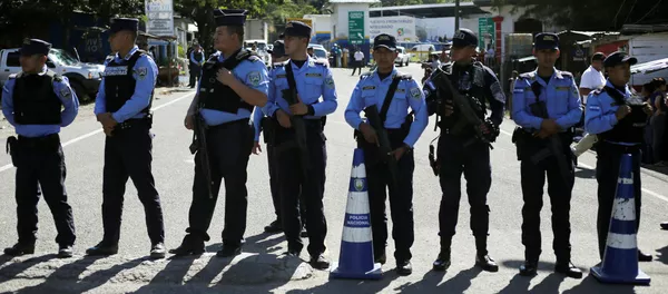La policía de Honduras en la frontera con Guatemala La policía de Honduras en la frontera con Guatemala - Sputnik Mundo