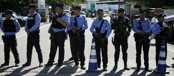 La policía de Honduras en la frontera con Guatemala - Sputnik Mundo