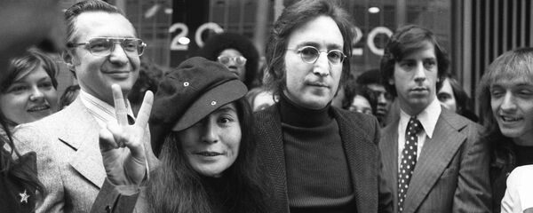 El exmiembro de los Beatles John Lennon con su esposa Yoko Ono - Sputnik Mundo