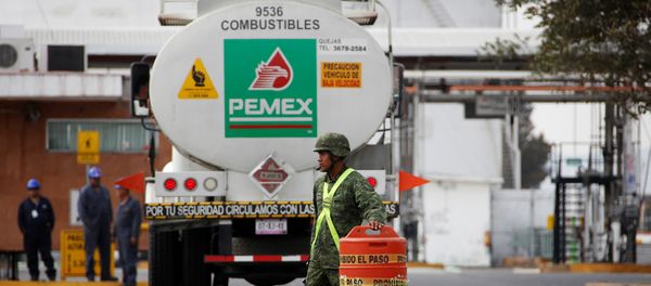 Una entrada de la terminal de almacenamiento y distribución de la empresa PEMEX, en México - Sputnik Mundo