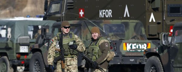 Miembros de la KFOR, las fuerzas de seguridad de la OTAN en Kosovo - Sputnik Mundo