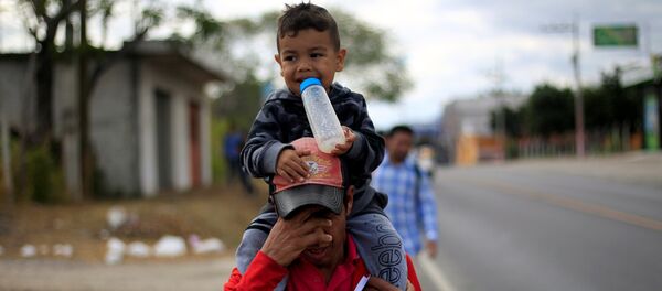 Migrantes hondureños de la nueva caravana que se dirige a EEUU - Sputnik Mundo
