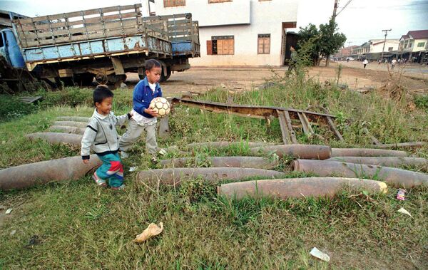 Los restos de bombas estadounidenses en Laos a menudos son utilizados como suvenires o incluso materiales de construcción Los restos de bombas estadounidenses en Laos a menudos son utilizados como suvenires o incluso materiales de construcción - Sputnik Mundo