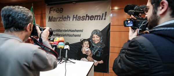 Una pancarta a favor de liberación de la periodista iraní Marzieh Hashemi - Sputnik Mundo