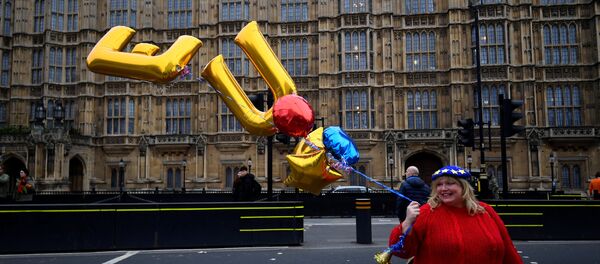 Una mujer con los globos EU en Londres - Sputnik Mundo