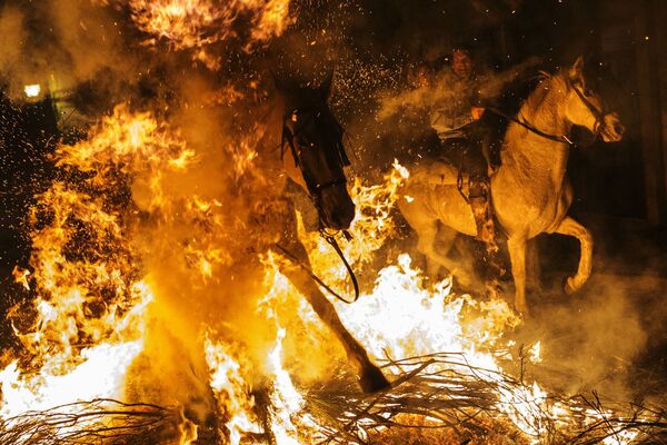 Purificación mediante el fuego: la fiesta de las Luminarias se celebra en España - Sputnik Mundo