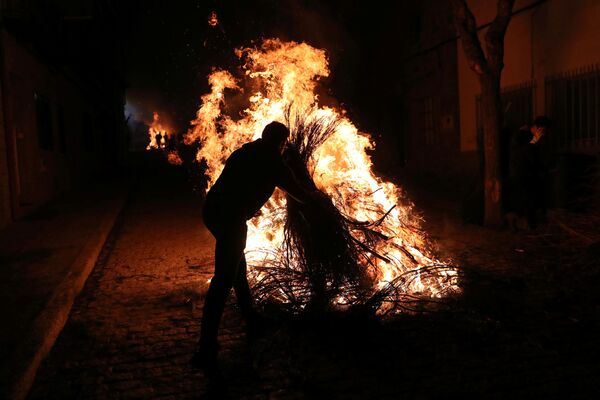 Purificación mediante el fuego: la fiesta de las Luminarias se celebra en España - Sputnik Mundo