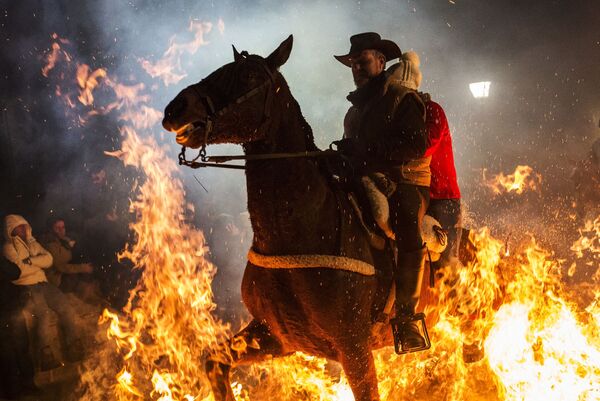 Purificación mediante el fuego: la fiesta de las Luminarias se celebra en España - Sputnik Mundo