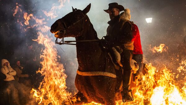 Purificación mediante el fuego: la fiesta de las Luminarias se celebra en España - Sputnik Mundo