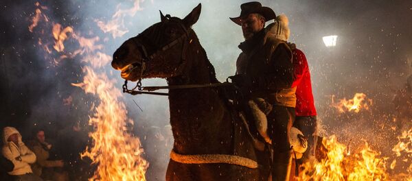 Purificación mediante el fuego: la fiesta de las Luminarias se celebra en España - Sputnik Mundo
